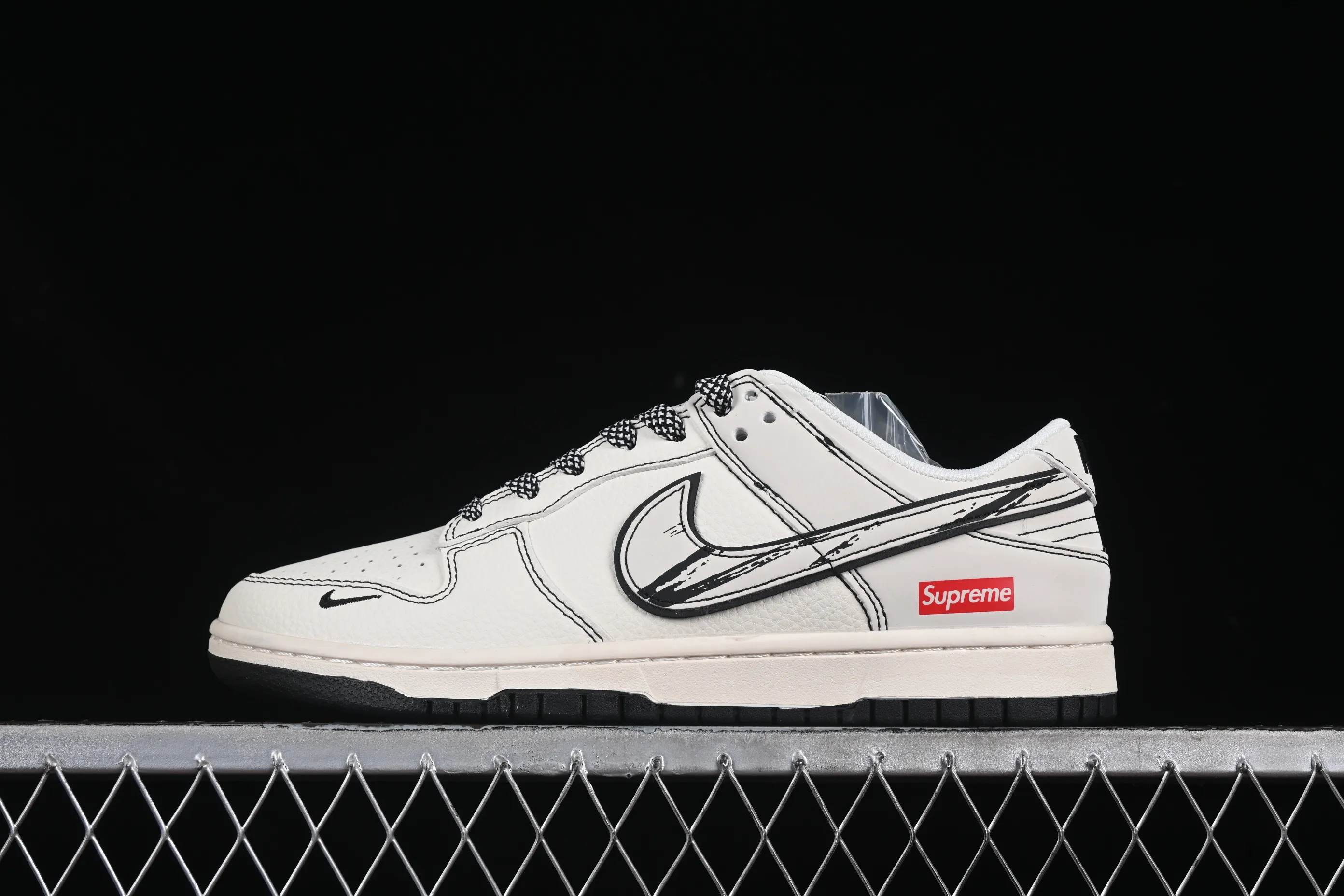 All Categories Nk SB Dunk Series Nk SB Dunk Low High-end Customized Low-top Shoes Nike SB Dunk Low Supreme Co-branded Graffiti Black Line Anniversary High-end Customized Low-top Casual Shoes JJ2508-560